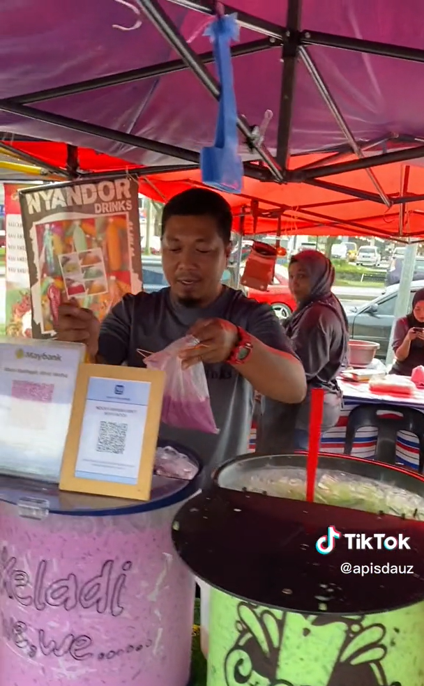 VIDEO Minta Air Ikat Tepi Permintaan Lelaki Ini Undang Tanda Tanya VIDEO Minta Air Ikat Tepi Permintaan Lelaki Ini Undang Tanda Tanya