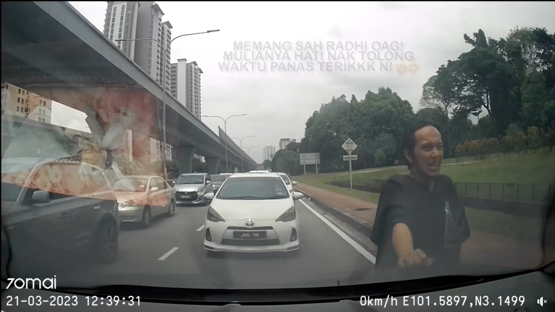 Tular Video Radhi Oag Tolong Tolak Kereta Rosak Tengah Jalan Raya Ini Buat Netizen Terharu