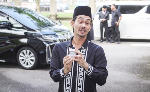 Farid outside the Petaling Syariah Lower Court in Subang Bestari yesterday, 28 March.