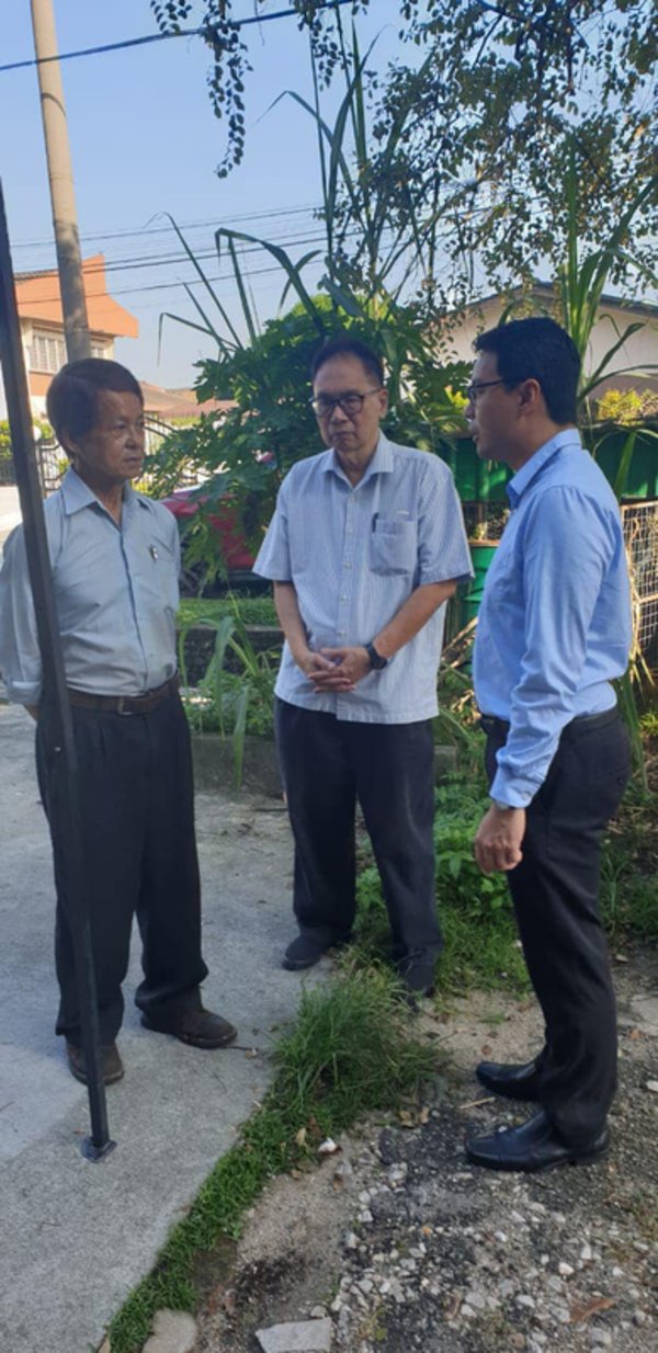 Patrick Khoo (left) meeting with Petaling Jaya MP Lee Chean Chung (right).