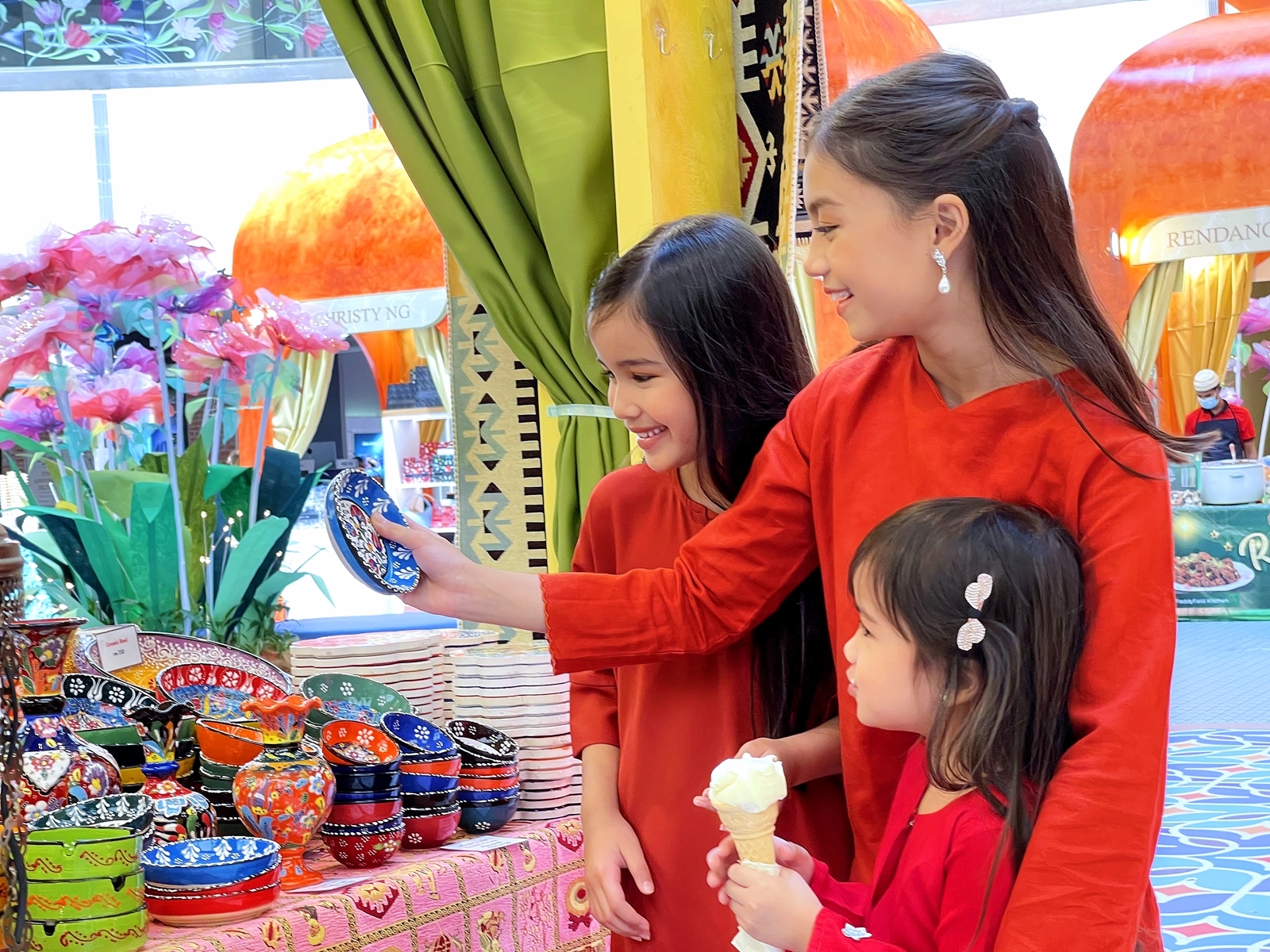 PHOTOS] Check Out 1U's Garden Of Lights Filled With Arabic Lanterns &  Flowers This Raya