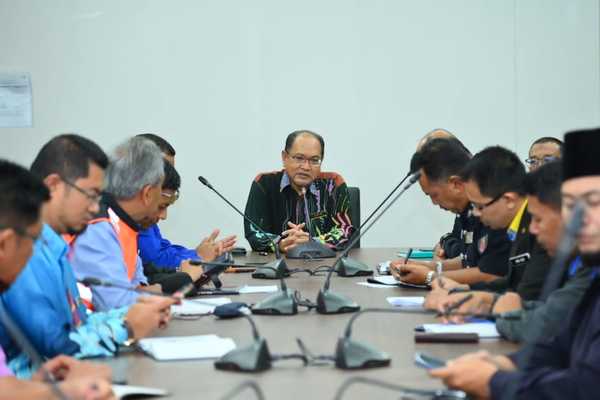 YB Datuk Seri Hj. Hasnol Zam Zam, Perlis State Secretary, chairing the disaster management team meeting held on 30 March.