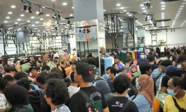 Customers seen causing chaos in the boutique in Shah Alam.