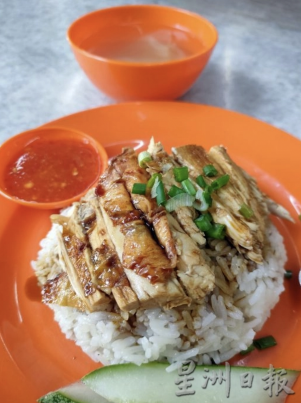 A plate of chicken rice sold at the stall.