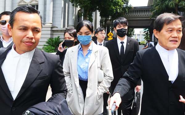 Sam Ke Ting (in the middle) outside the Palace of Justice.