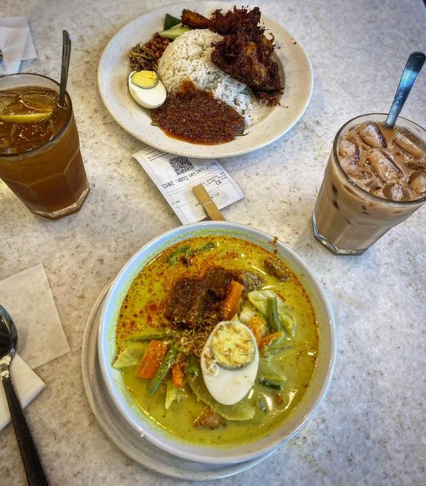 Lontong and nasi lemak at Ali, Muthu & Ah Hock.