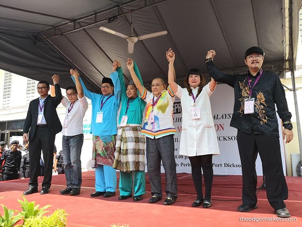 Lau Seck Yan (second from right) poses for a photo with the other candidates, including Datuk Seri Anwar Ibrahim, at the nomination centre in Port Dickson on 29 September 2018. Lau was the sole woman candidate.