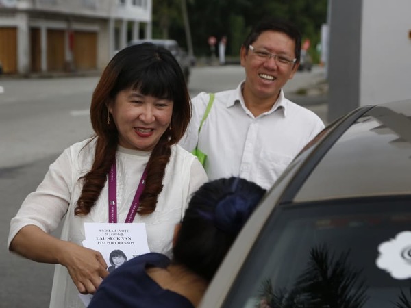 In this 9 October 2018 photo during the Port Dickson by-election campaign, Lau Seck Yan is seen with her husband, Poh Seng Hiap, who doubled as her driver and campaign manager.