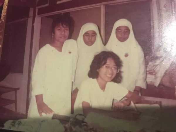Cikgu Pak Lin Haw (sitting) with her students at school in 1986.
