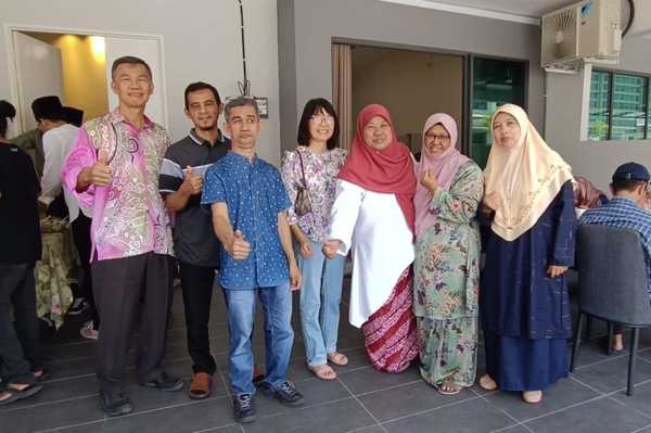 Cikgu Pak (fourth from the right) with Norasiah (wearing the red hijab next to her) and her former students at SMK Alor Akar.