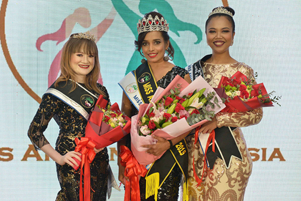 Sofia moments after winning Miss Amazing Malaysia 2019, alongside first runner-up Nurhana Yusoff (left) and third place finisher, Nor Athira Sujino (right).