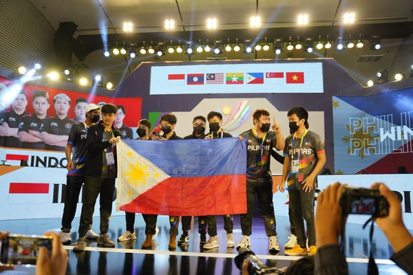 The gold medalists from the Philippines esports team in the 31st SEA Games.