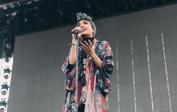 Yuna performing live at the Camp Flog Gnaw Festival in 2016.