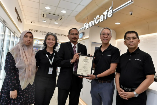 QL Maxincome Sdn Bhd managing director Chia Lik Khai (second from right).