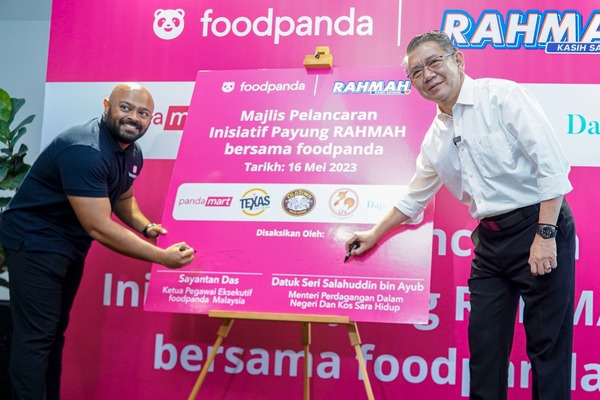 foodpanda CEO Sayantan Das (left) and Domestic Trade and Cost of Living Minister Datuk Seri Salahuddin Ayub (right) at the Payung Rahmah initiative launch at foodpanda headquarters.