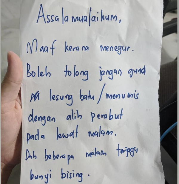 Batrisyia told SAYS this is the first note she received from her downstairs neighbour.