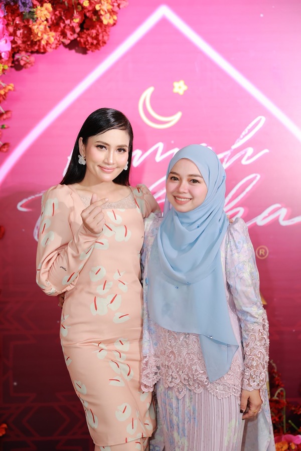 Pengasas jenama Leeyanarahman, Nur Liyana Abdul Rahman bersama wajah kempen Rosalinda, Fasha Sandha.