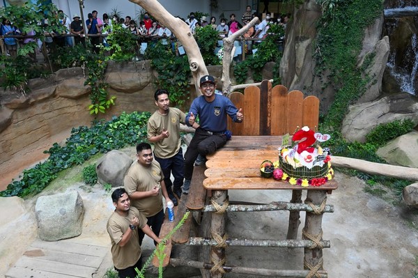 The caretakers posing with the cake they prepared for Sheng Yi in Zoo Negara.