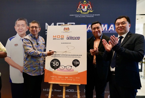 Domestic Trade and Cost of Living Minister Datuk Seri Salahuddin Ayub (left) officiating the project launch at a MOG Eyewear outlet in Johor Bahru City Square.