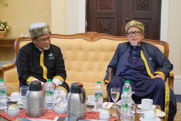 Pengerusi AKMAL bersama Tan Sri Abdul Hadi Awang