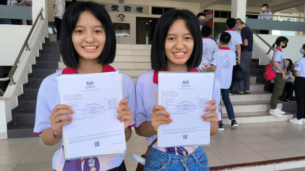 Elena Ng Xiao Yuan (left) and Emilia Ng Xiao Yun (right) both scored 10As in their SPM.