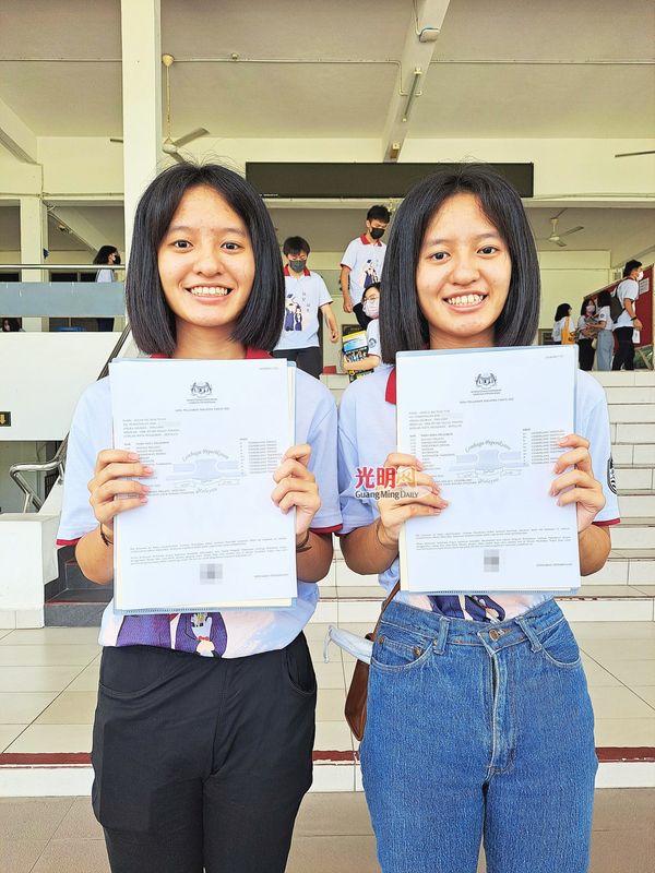 Elena Ng Xiao Yuan (left) and Emilia Ng Xiao Yun (right) both scored 10As in their SPM.