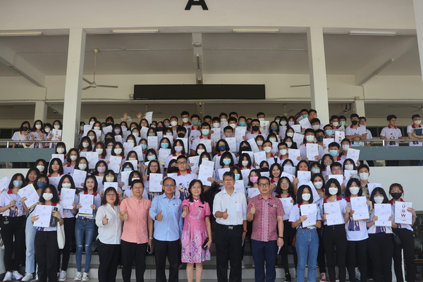 SMJK Jit Sin's students posing for a group photo yesterday, 8 June.