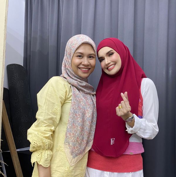 Pengasas dan pemilik Mawar Cotton, Nik Hetty Eliya (kiri) bersama Faezah Elai.