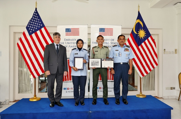 From left to right: US Ambassador to Malaysia Brian McFeeters, Ummi Annur Syahmina Sohaini, Muhammad Faidh Izzuddin Mat Sahari, and Commandant of the Military Training Academy Major-General Datuk Haji Saadon Hasnan.