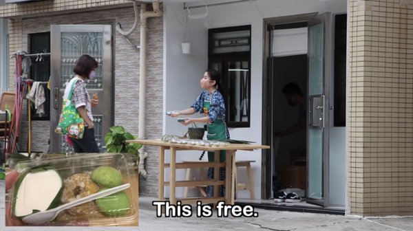 The couple also made kuih to give away to their Hong Kong neighbours to celebrate Ramadan in 2021.