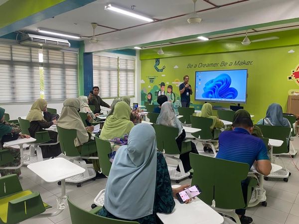 Sesi taklimat dan latihan Arvia Certified Educator (ACE) kepada guru di SMK Kompleks KLIA.