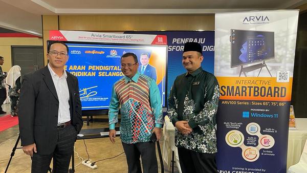 Simbolik kerjasama, MB Selangor, Datuk Seri Amirudin Shari (tengah) bersama Ahmad Najib Habeb (kiri) di smartboard Arvia.