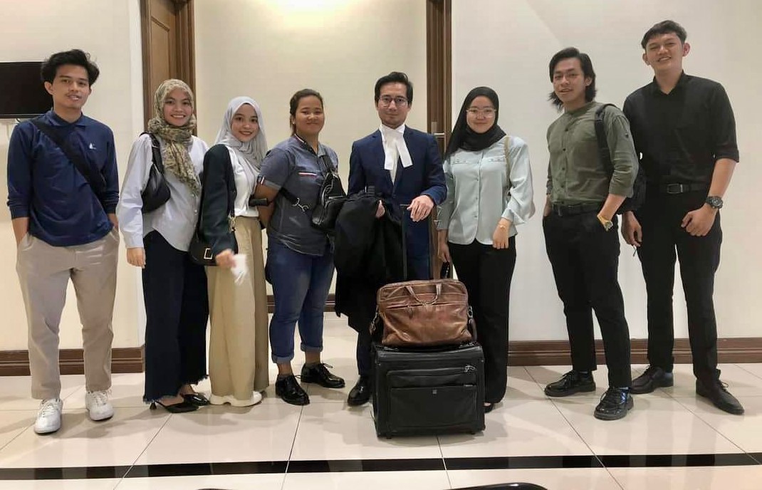 (Dua dari kiri) Calvina Angayung, Nur Natasha Allisya Hamali, Rusiah Sabdarin dan peguam Sherzali Herza Asli di Makamah Tinggi Kota Kinabalu.