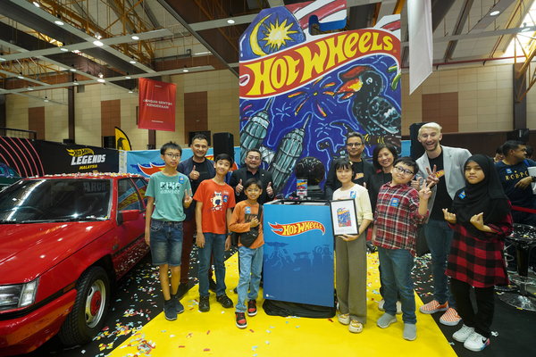 Top six winners (L-R) Ong Yu Zer (王宇哲); Ezra Rehan Pal; Muhammad Hafiy Fawwaz bin Muhamad Hafiz; Saw Jane Harn (苏靖涵); Austin Goh Zi Hao (吴梓滈), and Ainnur Sofea binti Ahmad Farid Ashraf of the Hot Wheels x PROTON Kids Design Competition were present at the winner announcement and unveiling of winning packaging event.