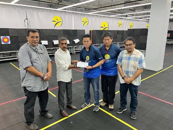 Datuk Noorul Ariffin Abdul Majeed (fourth from right) and a team from YAKEB with Low (third from right).