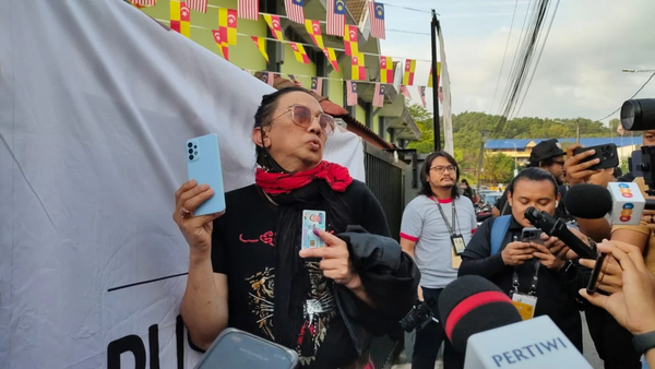 Azwan Ali (left) speaking to reporters outside the SK Klang Gate polling station today, 12 August.