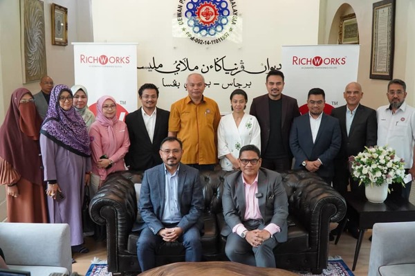 Presiden Dewan Perniagaan Melayu Malaysia (DPMM), Norsyahrin Hamidon dan Pengerusi RichWorks, Datuk Wira Dr. Azizan Osman bersama barisan pengurusan kedua organisasi di Anjung Melayu, hari ini.