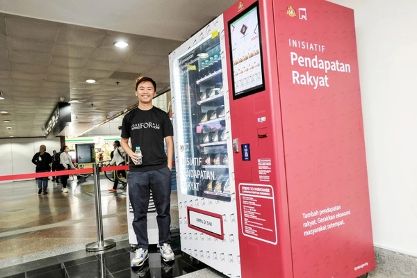 IPR participant, Amiruddin Ahmad Abdul Jalil, with his vending machine.