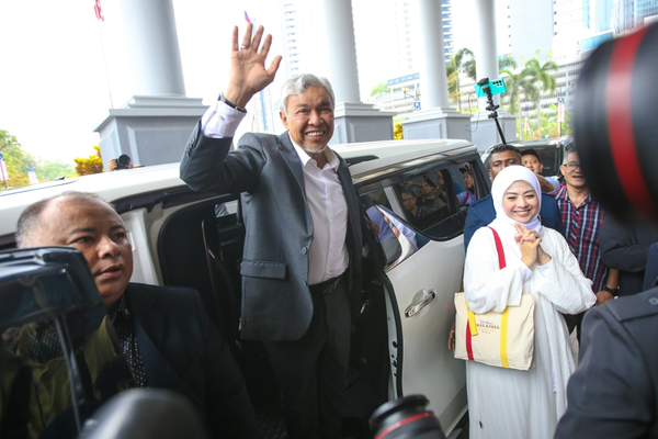 Zahid waving to his supporters at the Kuala Lumpur Courts Complex after being granted DNAA today, 4 September.