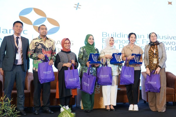 Kartika Wati bersama Nur Asia Uno, Isteri dari Menteri Pariwisata dan Ekonomi Kreatif serta sebahagian daripada 17 delegasi World Islamic Entrepreneur Summit (WIES) 2023, di Padang, Sumatera Barat.