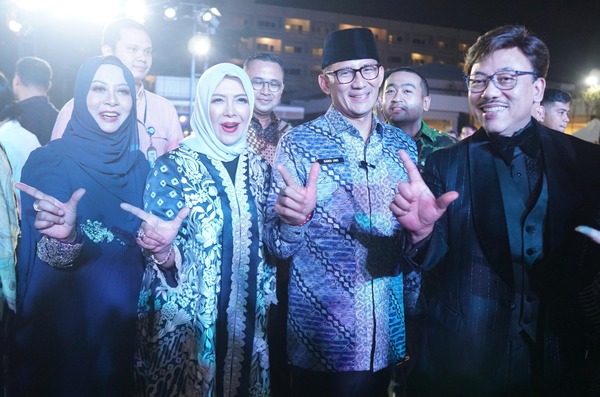 Founder Eskayvie, Kartika Wati dan Dr Syid Ayob bersama Sandiaga Uno, Menteri<br/>Pariwisata dan Ekonomi Kreatif Indonesia dan isteri.