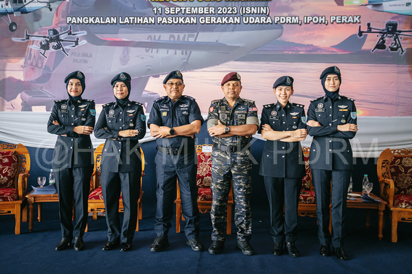 From left to right: Insp Siti Nabilah, Insp Nur Hidayah, DCP Noor Sham, Datuk Seri Ayob Khan, Insp Yeoh, and Insp Wan Aulia Hami Fariheen at the 44th PGU Anniversary.