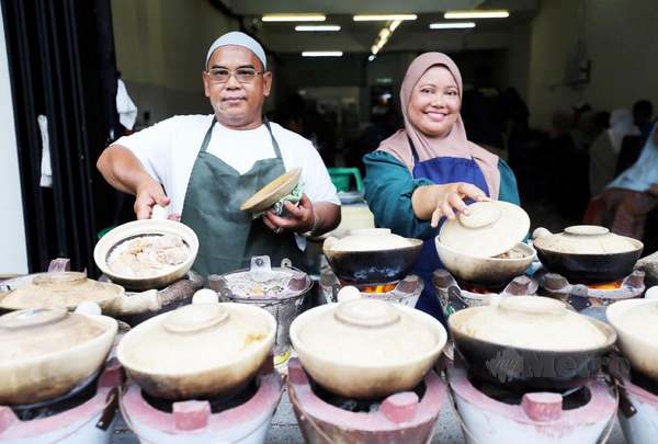 The stall owner with his wife, 49-year-old Rotiya Ropai.