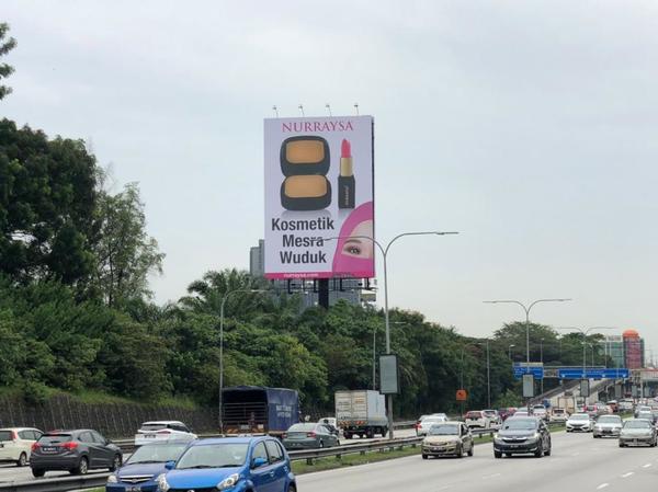 Terpampang megah billboard Nurraysa di lebuh raya.