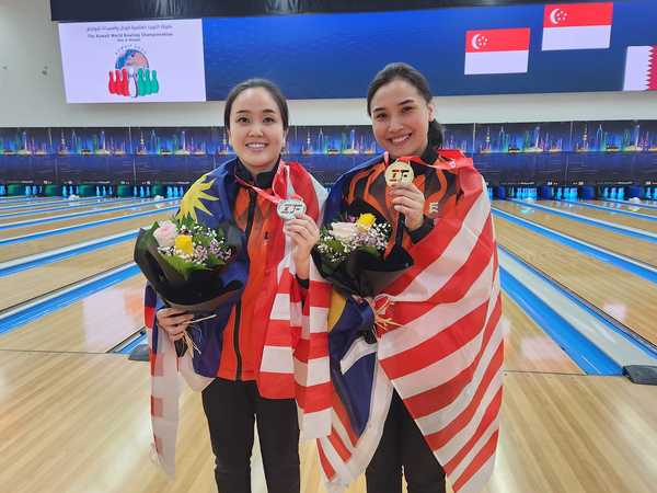 Sin Li Jane (left) and Natasha Roslan (right) at the 2023 IBF World Championships in Kuwait.