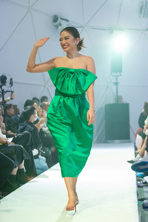 Kim walks the runway during the L'Oréal Paris x KLFW show.