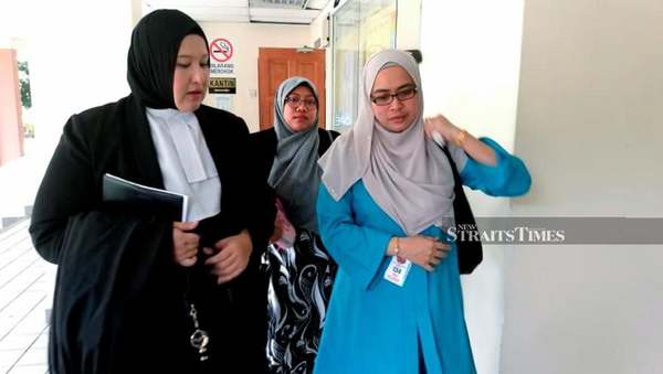 The victim's mother, Rusaila Abdullah (right), talking to their then-lawyer, Wan Azliana (left), when the victim won RM616,634 in 2019.