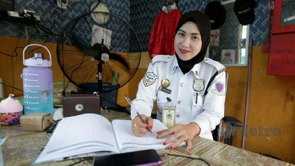 Single mother Siti Munira Mat Daud who works as a security guard.