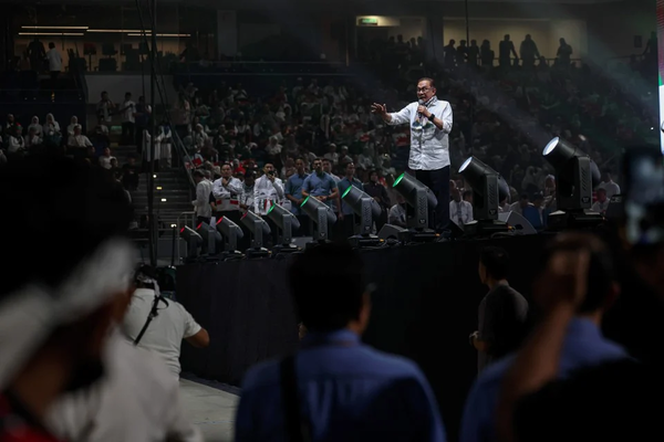 Anwar giving a speech at the 'Malaysia Bersama Palestin' rally in Axiata Arena last night, 24 October.