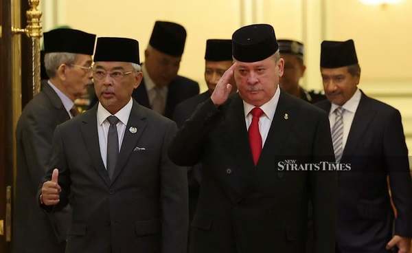 Outgoing Yang di-Pertuan Agong Al-Sultan Abdullah Ri'ayatuddin Al-Mustafa Billah Shah with Sultan of Johor Sultan Ibrahim Almarhum Sultan Iskandar after the 263rd meeting of the Conference of Rulers.